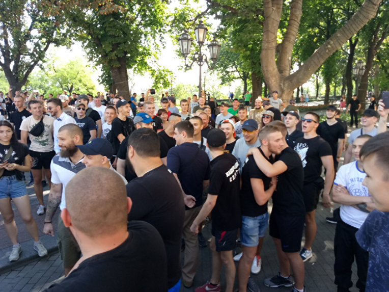 Радикалы сорвали ЛГБТ-парад в Одессе