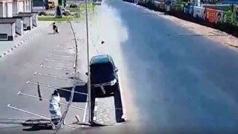 Под Киевом джип на большой скорости едва не сбил женщину с коляской