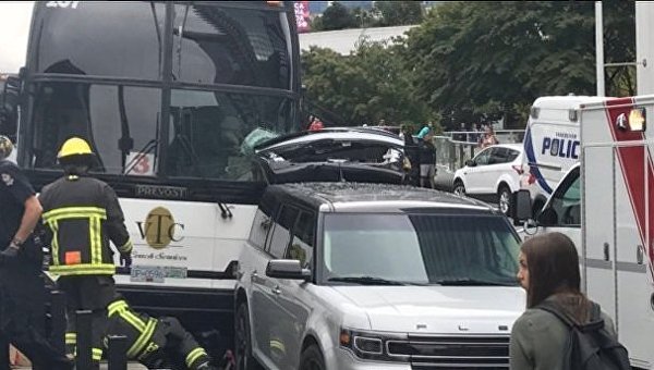 Автобус врезался в пешеходов в Ванкувере