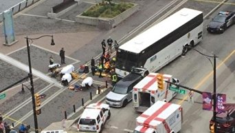 В канадском Ванкувере туристический автобус заехал на тротуар и врезался в толпу прохожих