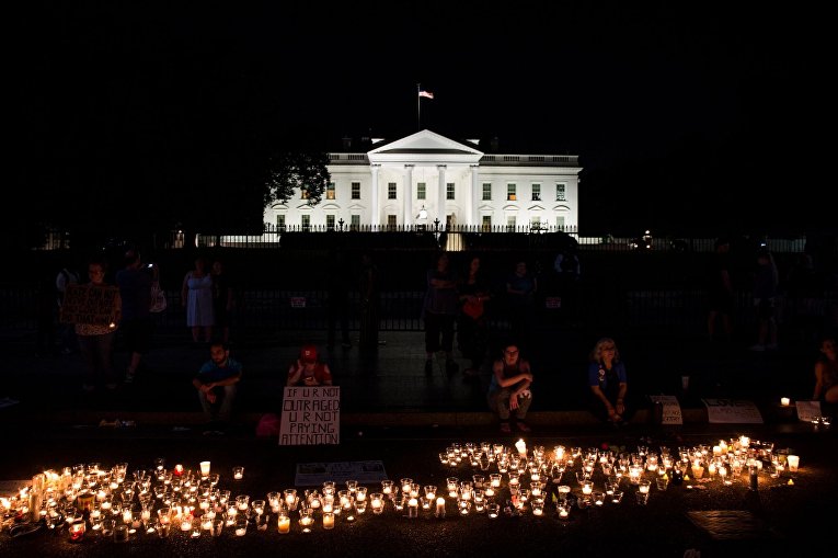 Акция памяти о погибшем в столкновениях с ультраправыми в Виргинии возле Белого дома.