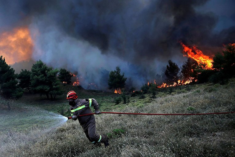 Лесные пожары в Греции недалеко от Афин.