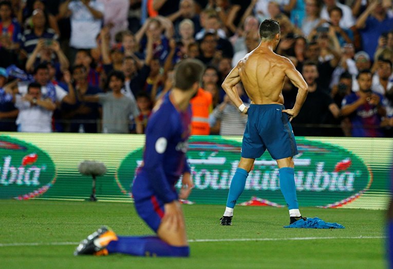 Криштиану Роналду отмечает второй гол во время первого матча Реала против Барселоны за Суперкубок Испании.