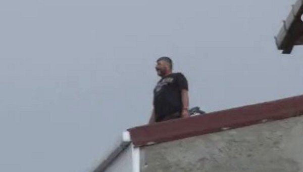 В Стамбуле вооруженный мужчина ведет стрельбу из ружья с крыши дома
