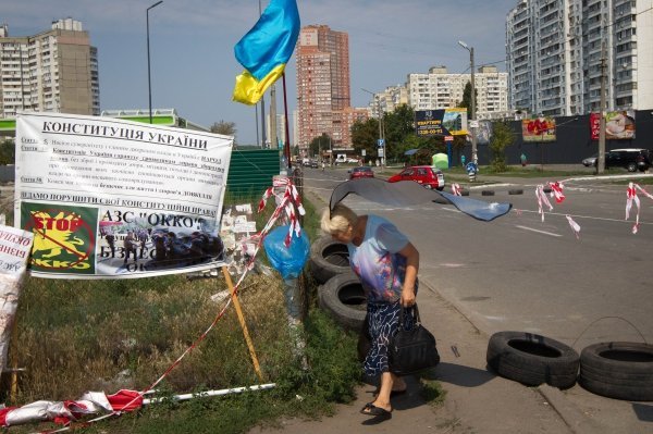 Активисты продолжают блокировать улицу Ревуцкого