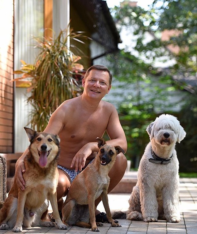 Олег Ляшко в своем загородном доме в компании с любимыми собаками