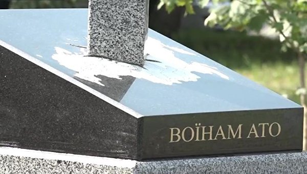 Памятник бойцам АТО в виде вонзенного в карту России меча