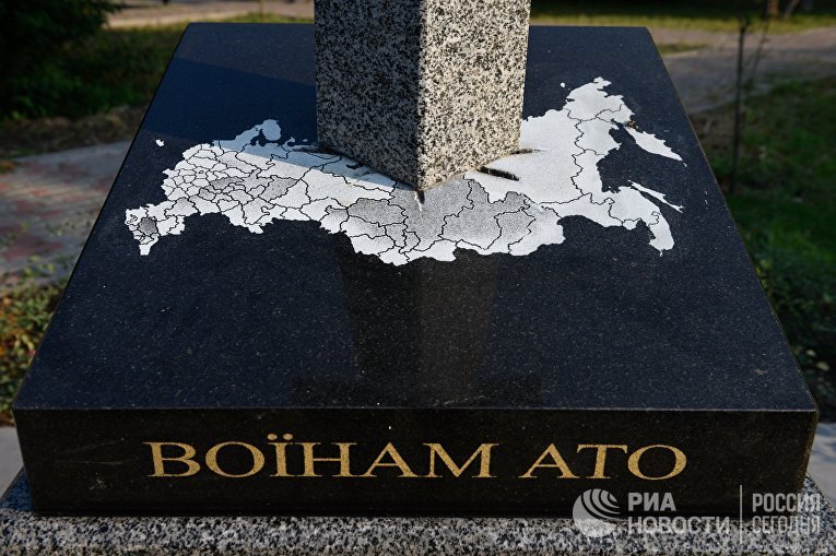 В Киеве открыли памятник в виде вонзённого в карту России меча