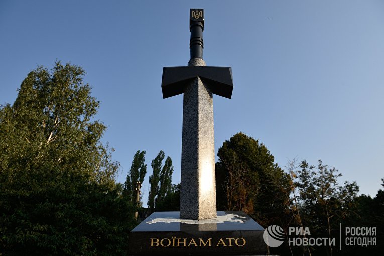 В Киеве открыли памятник в виде вонзённого в карту России меча