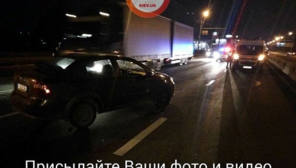 В Киеве авто насмерть сбил перебегавшего в неположенном месте мужчину