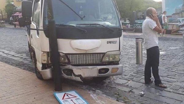 На Андреевском спуске в Киеве у грузовика отказали тормоза