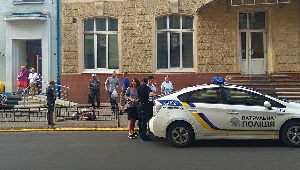 В центре Черновцов неадекватный мужчина бросался на людей