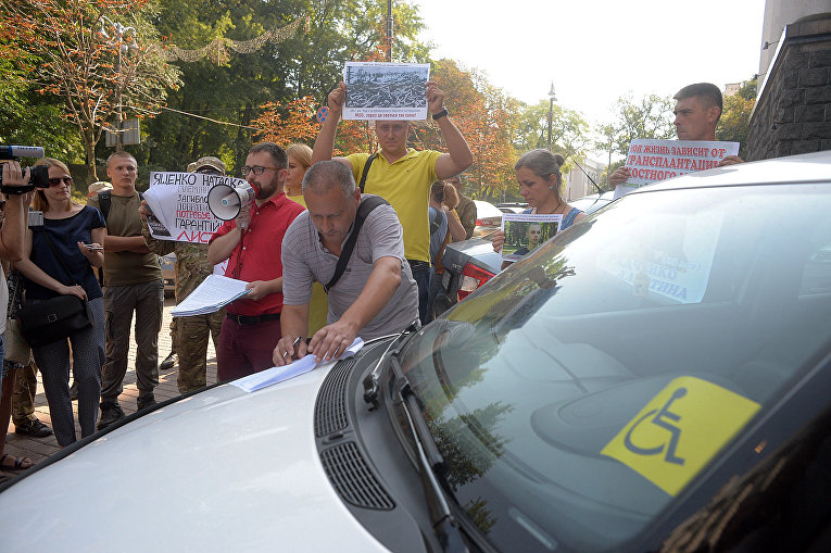 Протест под Кабмином с требованием средств на операции за границей для тяжело больных украинцев