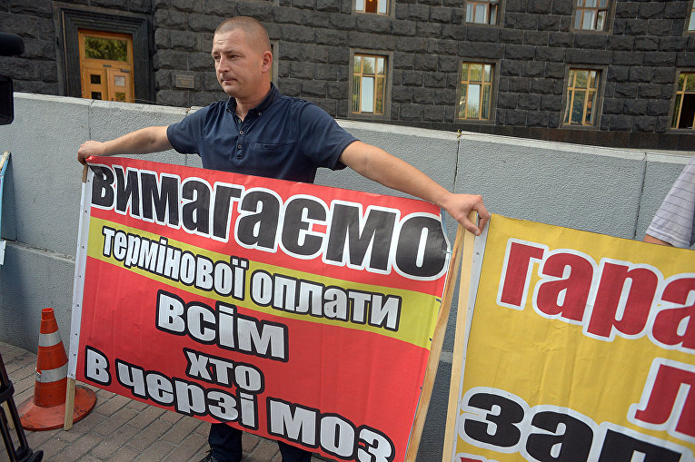 Протест под Кабмином с требованием средств на операции за границей для тяжело больных украинцев