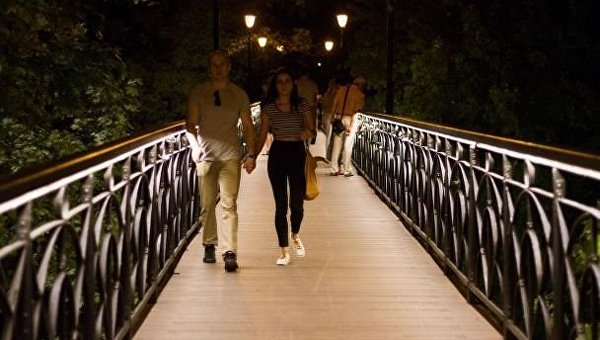 На мосту влюбленных в Киеве установили иллюминацию