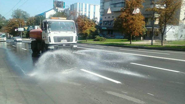 В Киеве улицы заливают водой из-за жары и смога