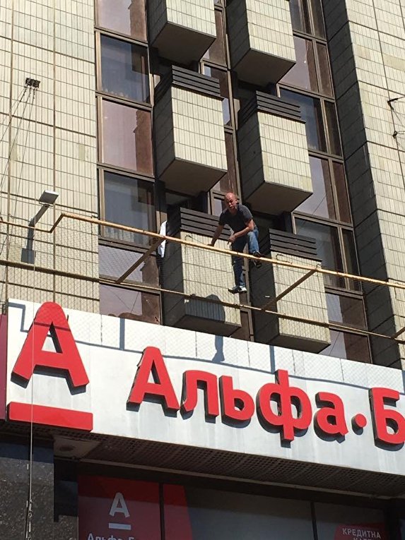 Мужчина угрожает выпрыгнуть с третьего этажа гостиницы Крещатик в центре Киева
