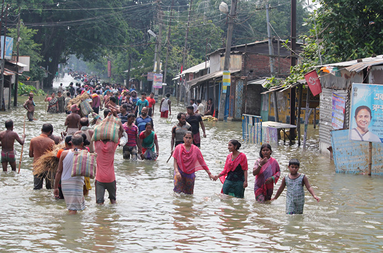 В Индии за несколько дней в результате наводнений погибли более 100 человек. В штате Ассам, по последним данным Национального управления по чрезвычайным ситуациям (NDMA), погибли 20 человек. Около 183 тысяч человек по-прежнему находятся в палаточных городках.