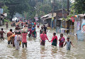 В Индии за несколько дней в результате наводнений погибли более 100 человек. В штате Ассам, по последним данным Национального управления по чрезвычайным ситуациям (NDMA), погибли 20 человек. Около 183 тысяч человек по-прежнему находятся в палаточных городках.