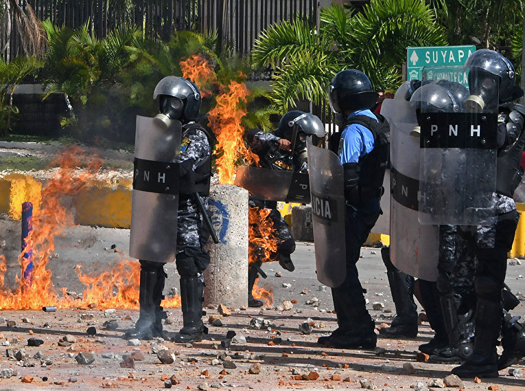 Столкновения полицейских и студентов в Гондурасе