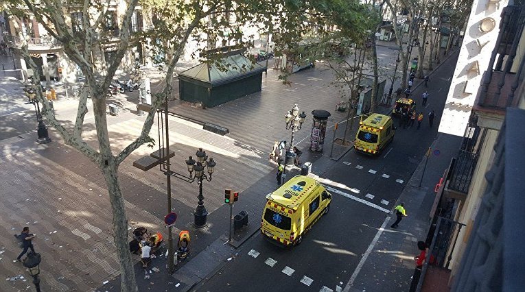 Микроавтобус въехал в толпу в центре Барселоны