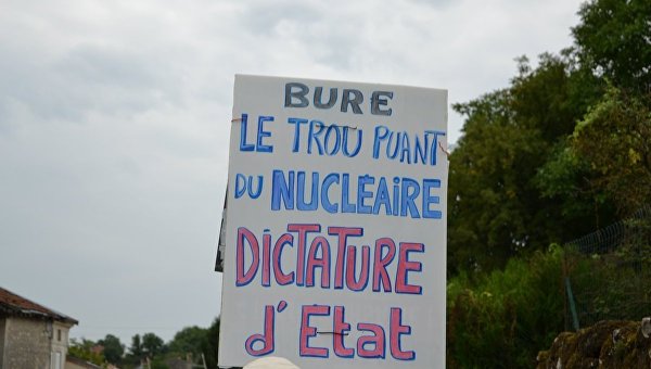 Массовые протесты в местечке Бюр на востоке Франции
