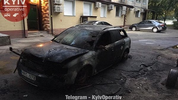 В Киеве ночью в одном из дворов сгорел автомобиль