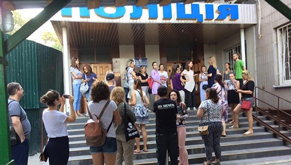 Зоозащитники пикетируют райотдел полиции после жестокого убийства котят в Киеве