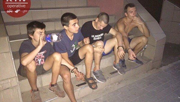 Банда молодых людей грабила прохожих в Киеве