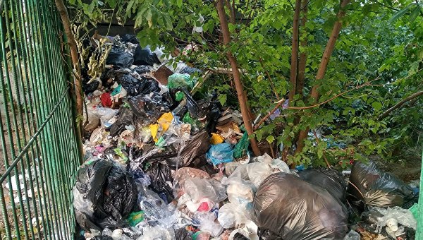 Гора мусора в Киеве возле станции метро Житомирская