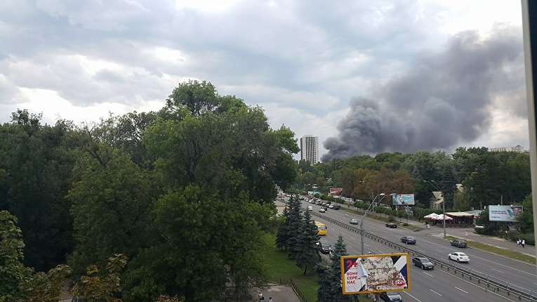В Киеве начался масштабный пожар в районе студии Довженко