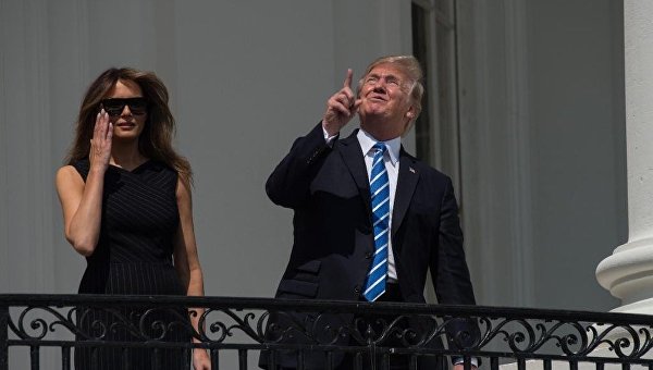 Мелания Трамп и Дональд Трамп во время затмения солнца