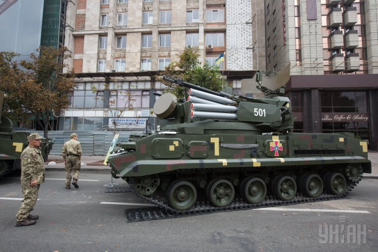 Выставка военной техники открылась в центре Киева