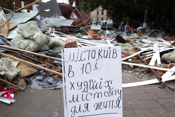 Демонтаж МАФов возле метро Политехнический институт в Киеве