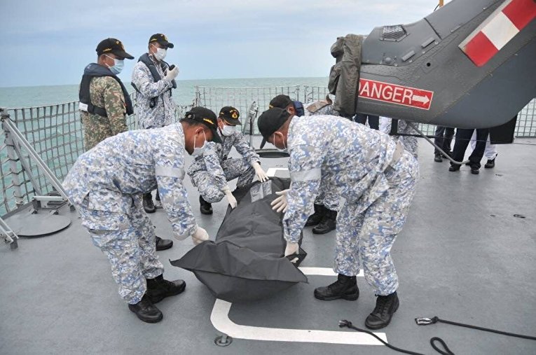Поисковая операция после столкновения американского эсминца Джон Маккейн и торгового судна Alnic MC в районе Малаккского пролива