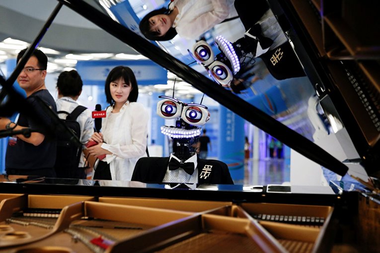 Робот-пианист Teo Tronico на Всемирной конференции роботов 2017 года в Пекине
