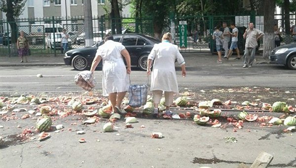 Одну из улиц Харькова засыпало арбузами