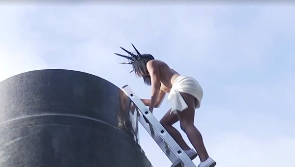 Обнаженная активистка Femen залезла на памятник в Киеве