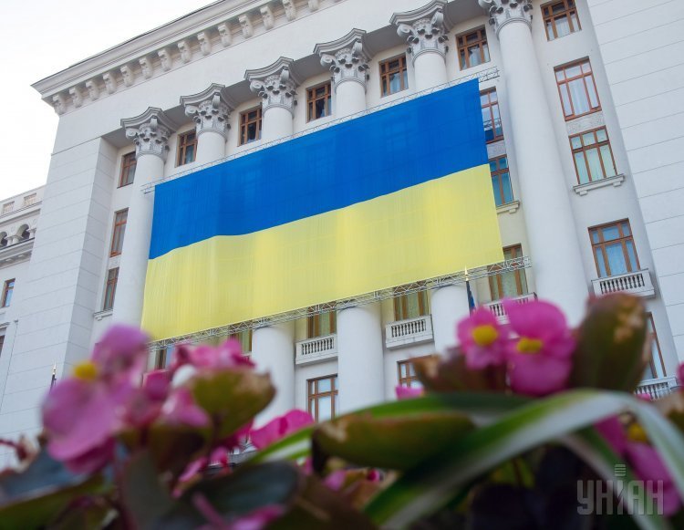 Флаг Украины на здании АПУ