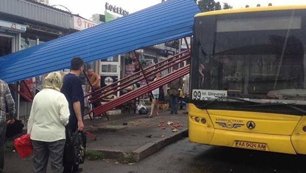 Автобус врезался в остановку в Киеве