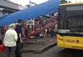 Автобус врезался в остановку в Киеве
