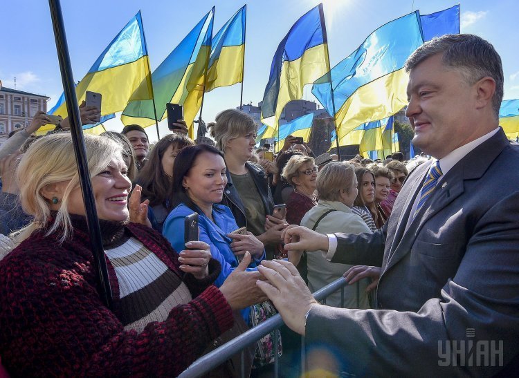 Президент Украины Петр Порошенко во время торжеств по случаю Дня Государственного Флага Украины на Софийской площади, в Киеве, 23 августа 2017 г.