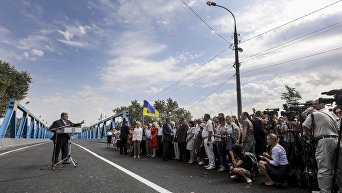 Порошенко в Изюме открыл мост через реку Северский Донец
