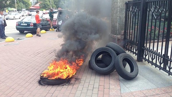 Под Апелляционным судом Киева активисты подожгли автомобильные шины