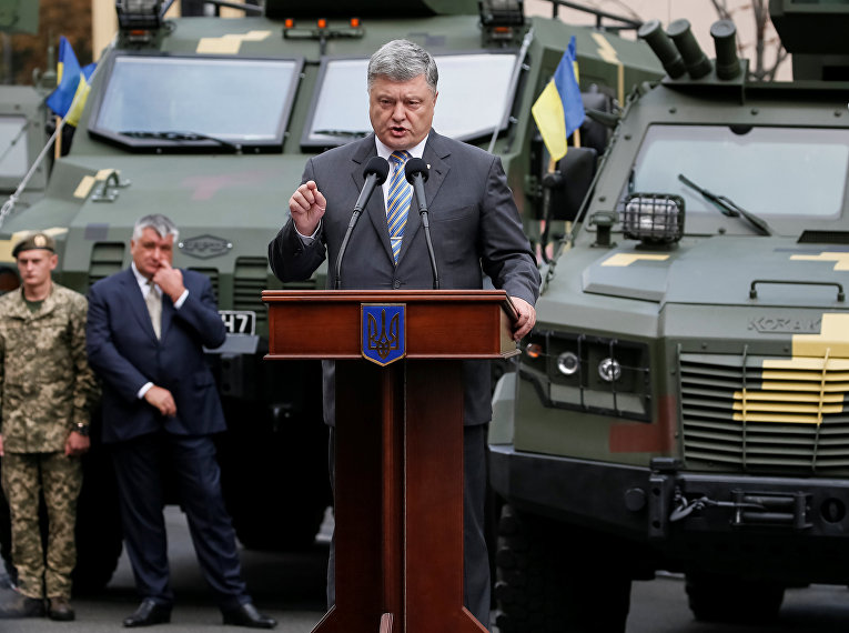 Президент Украины во время выставки военной техники в Киеве в День государственного флага
