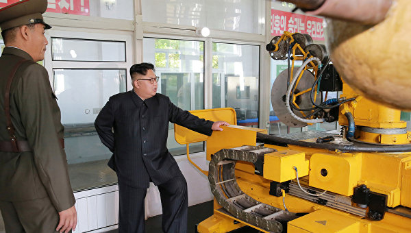 Северокорейский лидер Ким Чен Ын во время посещения Института химических материалов Академии оборонной науки
