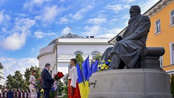 Порошенко возложил цветы к памятникам Шевченко, Грушевскому и почтил память Героев Небесной сотни