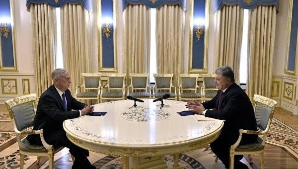 Мэттис и Порошенко на встрече в Киеве. Архивное фото