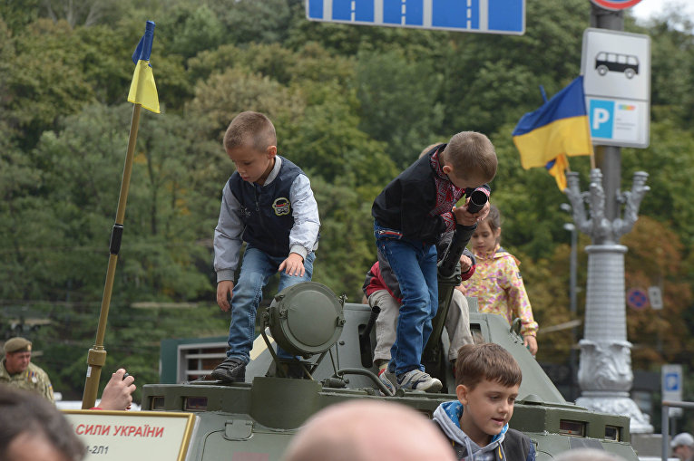 Выставка военной техники в центре Киева и дети