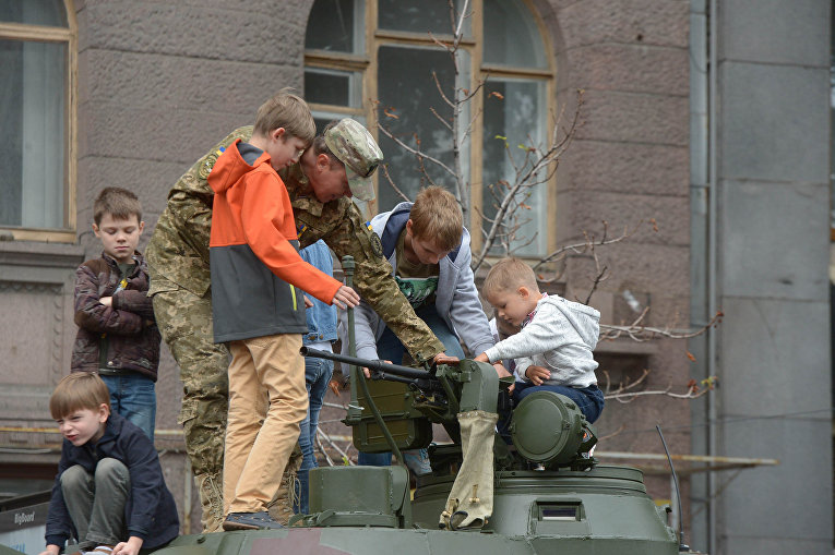 Выставка военной техники в центре Киева и дети